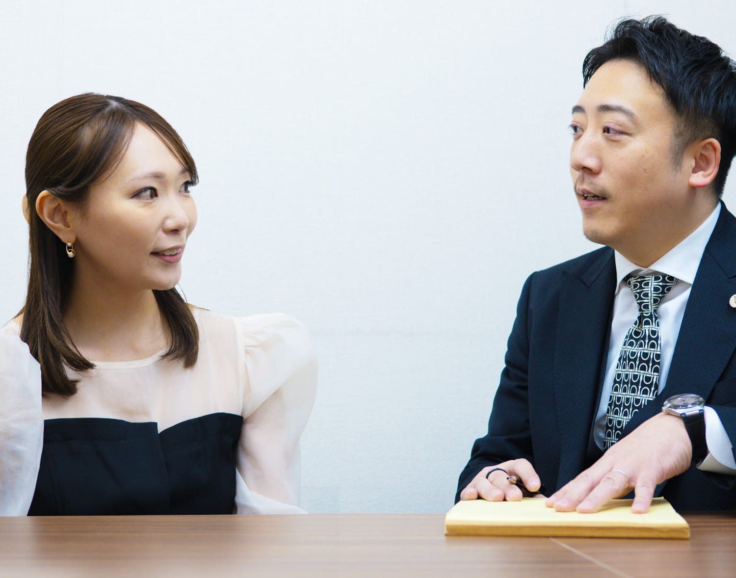 弁護士と女性が話し合っている