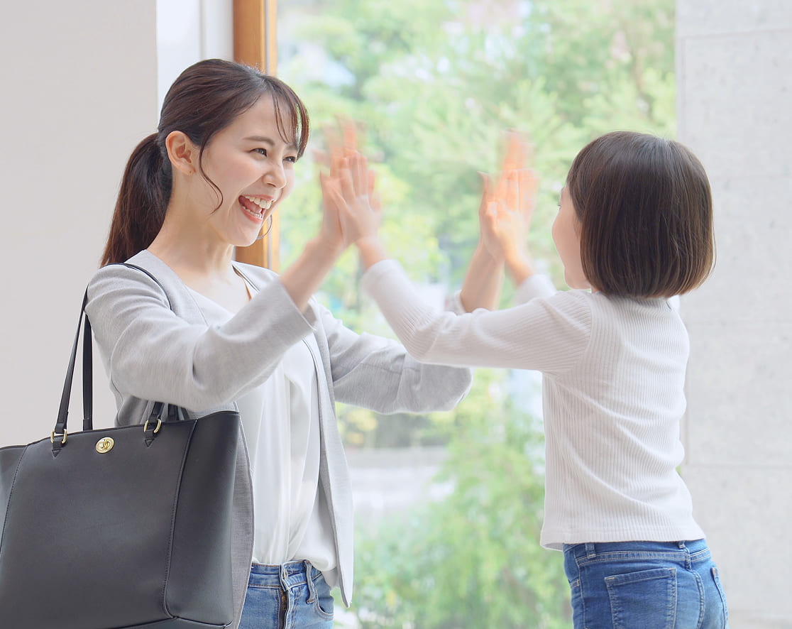 女性と子供が触れ合っている
