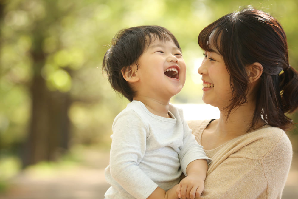 女性と子供が触れ合っている