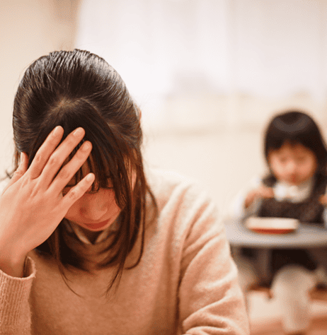 頭を抱えている親