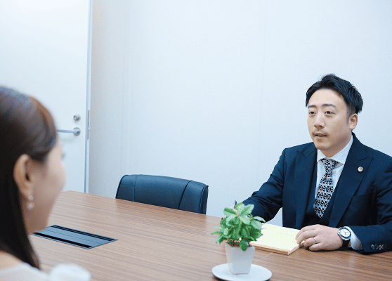 クライアントと打ち合わせする弁護士