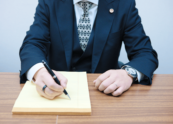 メモを取る弁護士