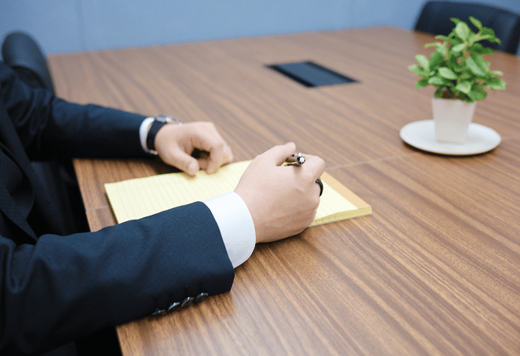 メモを取っている弁護士の手元